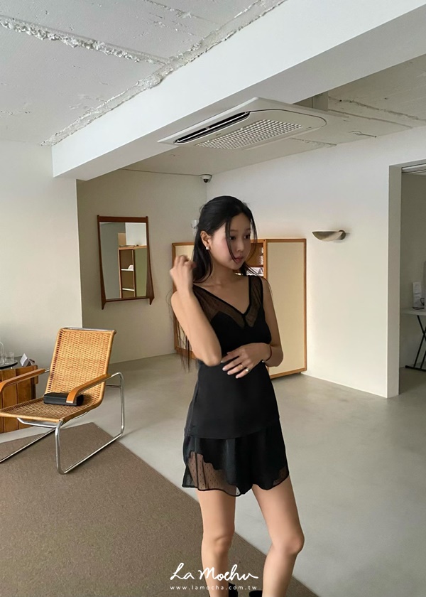 V領點點蕾絲緞面背心